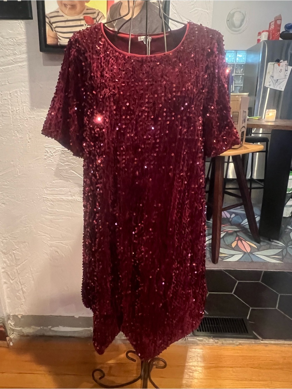 Jodifl M Sequin Short Sleeve Shift Dress in Wine